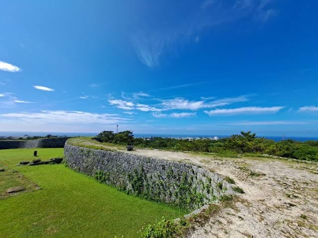 ryukyu_story's tweet image. 【まだ行ってないの?天空の城、座喜味城】
15世紀に築かれた、琉球王国時代の美しい石造りの城跡🏯
なめらかな曲線の城壁と、そこから見える海の絶景が話題‼️
観光客が比較的少なく、穴場映えスポットとしても◎
夕暮れ時の撮影は特におすすめ📸