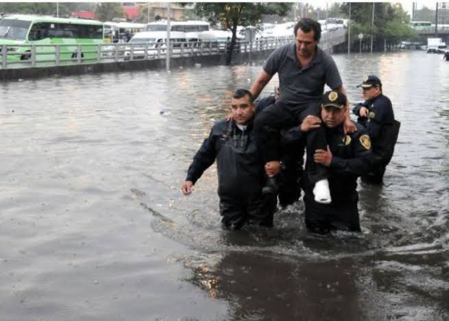 RamiroMHdz's tweet photo. ⛓️El agua no respeta discursos.
La 4T apostó a la propaganda y olvidó el mantenimiento.
Hoy, millones pagan el precio.⛓️
#MéxicoInundado https://t.co/g52gXvYDce