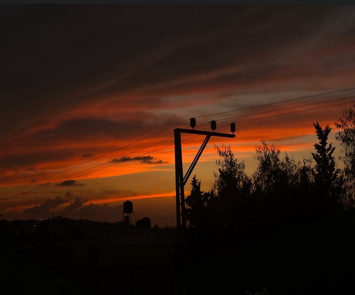 InesStories99's tweet image. In search of beauty and golden skies, not to escape the world, but to meet it with softer eyes.