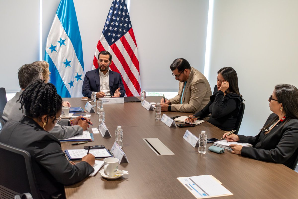 🇺🇸 Alianza con EE. UU.: inversión, crecimiento y transformación productiva

En una productiva reunión con la Honorable Encargada de Negocios a.i Colleen A. Hoey, de la Embajada de Estados Unidos, junto a la oficial económica Sra. Taj Johnson y el consejero comercial Sr. Reinaldo