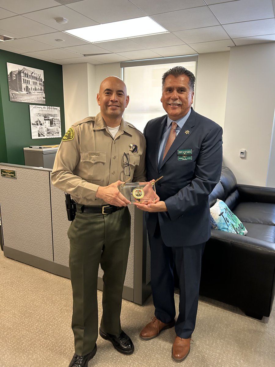 LASDHQ's tweet image. Congratulations to Lieutenant Hector Mancinas on an incredible milestone 30 years of dedicated service to the people of Los Angeles County.
Lieutenant Mancinas began his journey in 1994 as a Community Service Officer and quickly rose through the ranks, becoming a deputy sheriff…