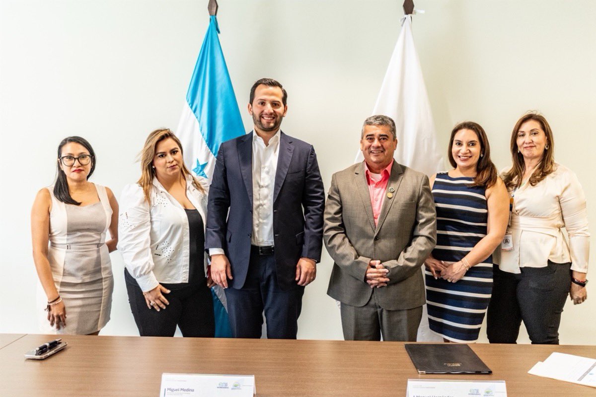 FEDECAMARA (@fedecamarahn) on Twitter photo 🔷 FEDECAMARA y el CNI firman nuevo convenio por la inversión y el desarrollo empresarial en Honduras 🇭🇳
💼 Este acuerdo permitirá a nuestras Cámaras de Comercio fortalecer el apoyo a miles de empresas, promoviendo negocios, inversión y empleo. 🔷 FEDECAMARA y el CNI firman nuevo convenio por la inversión y el desarrollo empresarial en Honduras 🇭🇳
💼 Este acuerdo permitirá a nuestras Cámaras de Comercio fortalecer el apoyo a miles de empresas, promoviendo negocios, inversión y empleo.