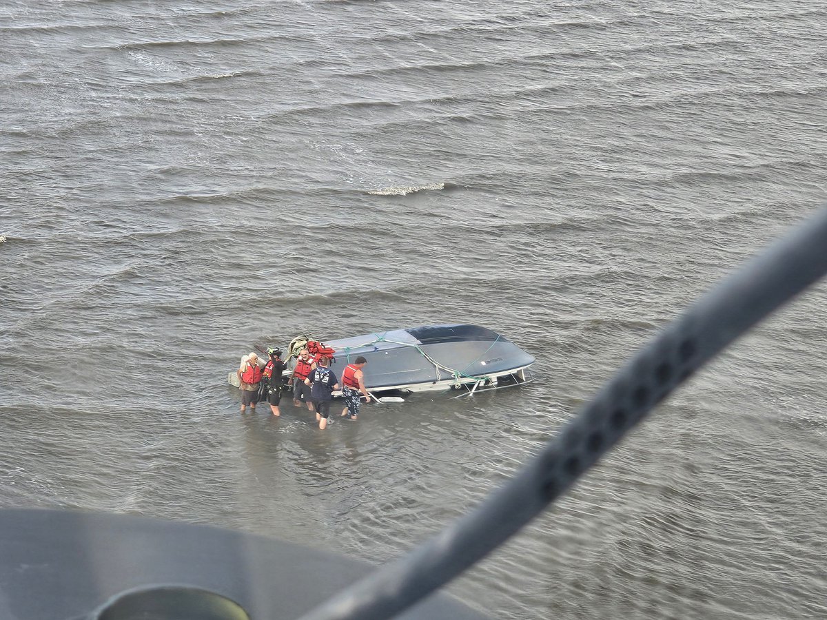 USCGSoutheast's tweet image. #BREAKING Coast Guard Sector Charleston watchstanders received a report today of an overturned vessel with 3 people in the water near Otter Island.
Edisto Fire Dept rescued 2 while the 3rd was hoisted by an Air Facility Charleston helo crew & transferred to EMS. #USCG