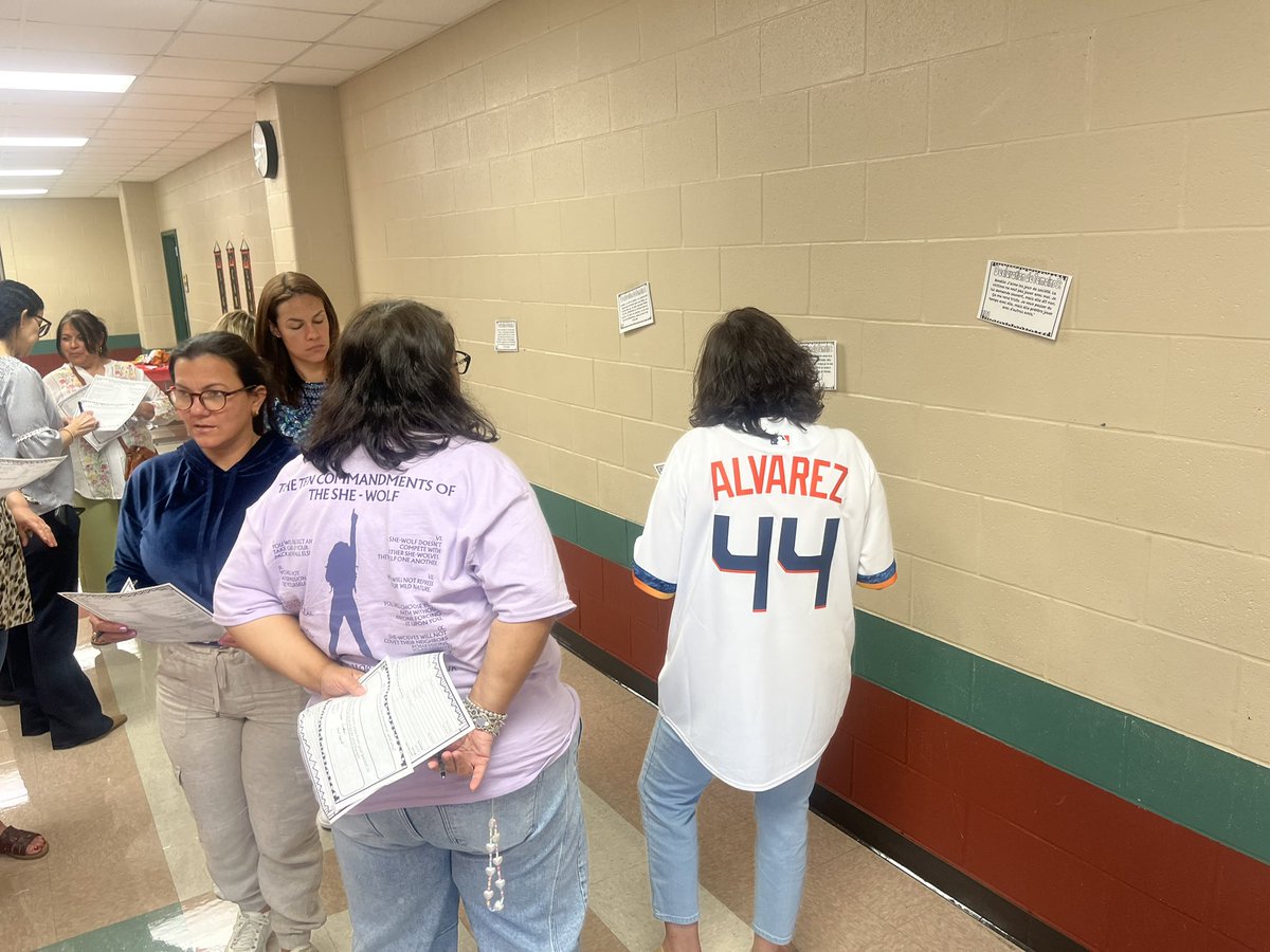 Elisabeth Howell (@elisabeth13) on Twitter photo Merci to French teacher Angie Anderson <a href="/Fulshear_HS/">Fulshear High School</a> for an amazing session on how to do a Murder Mystery in class! 🌟#langchat Merci to French teacher Angie Anderson <a href="/Fulshear_HS/">Fulshear High School</a> for an amazing session on how to do a Murder Mystery in class! 🌟#langchat