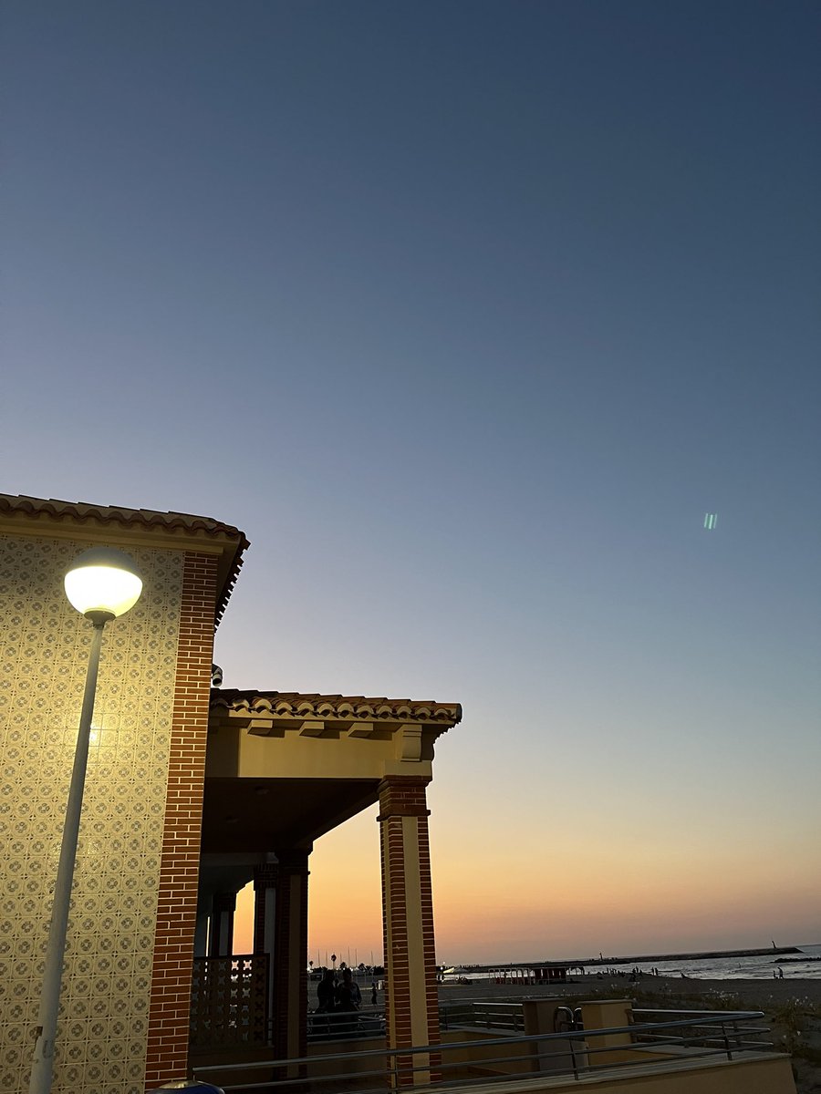 laurabarrachina's tweet image. Y ahora toca veranear y escribir. Hemos visto a la Virgen del Carmen surcar el Mediterráneo al atardecer.