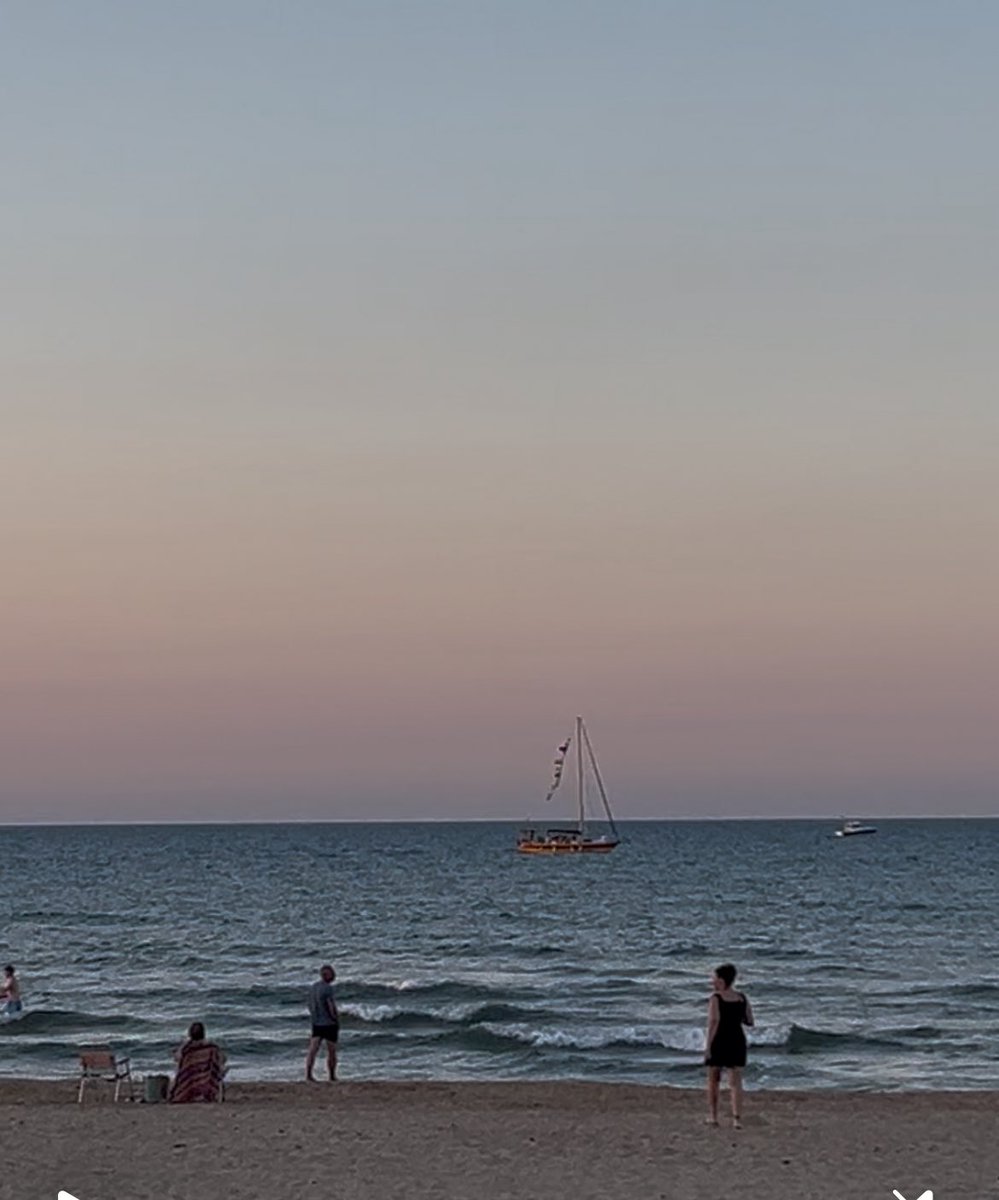 laurabarrachina's tweet image. Y ahora toca veranear y escribir. Hemos visto a la Virgen del Carmen surcar el Mediterráneo al atardecer.