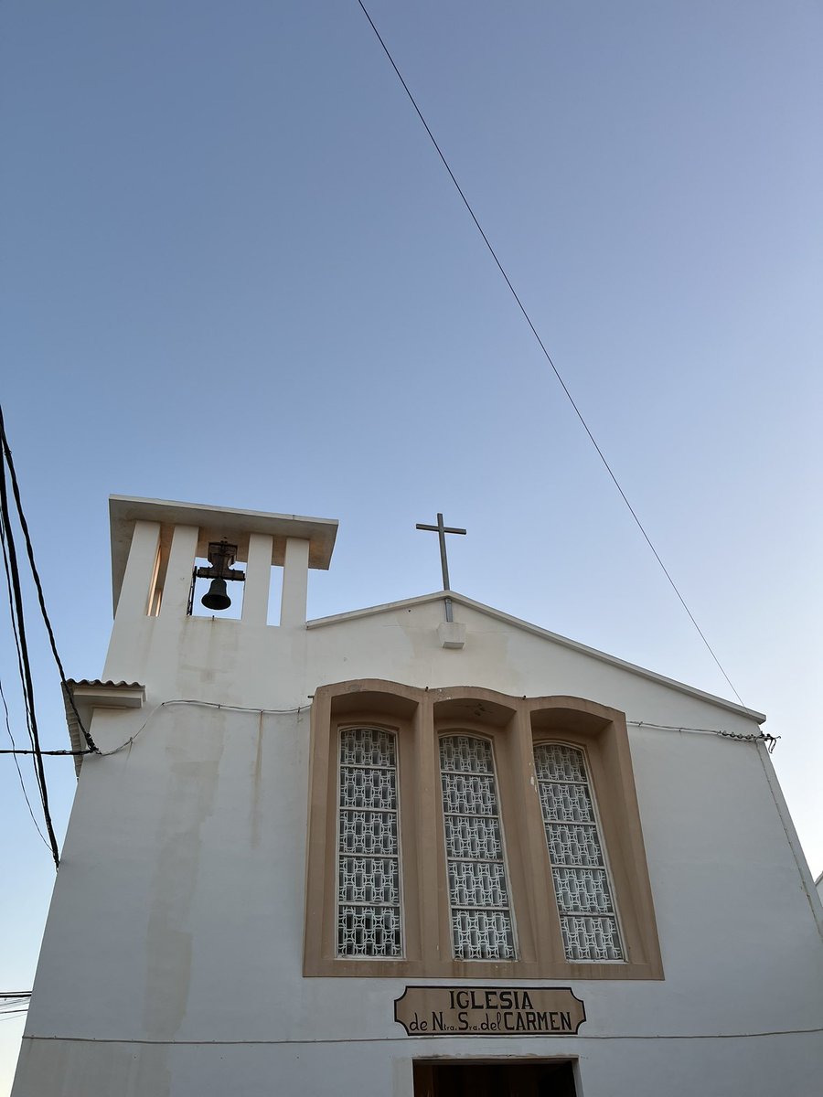 laurabarrachina's tweet image. Y ahora toca veranear y escribir. Hemos visto a la Virgen del Carmen surcar el Mediterráneo al atardecer.