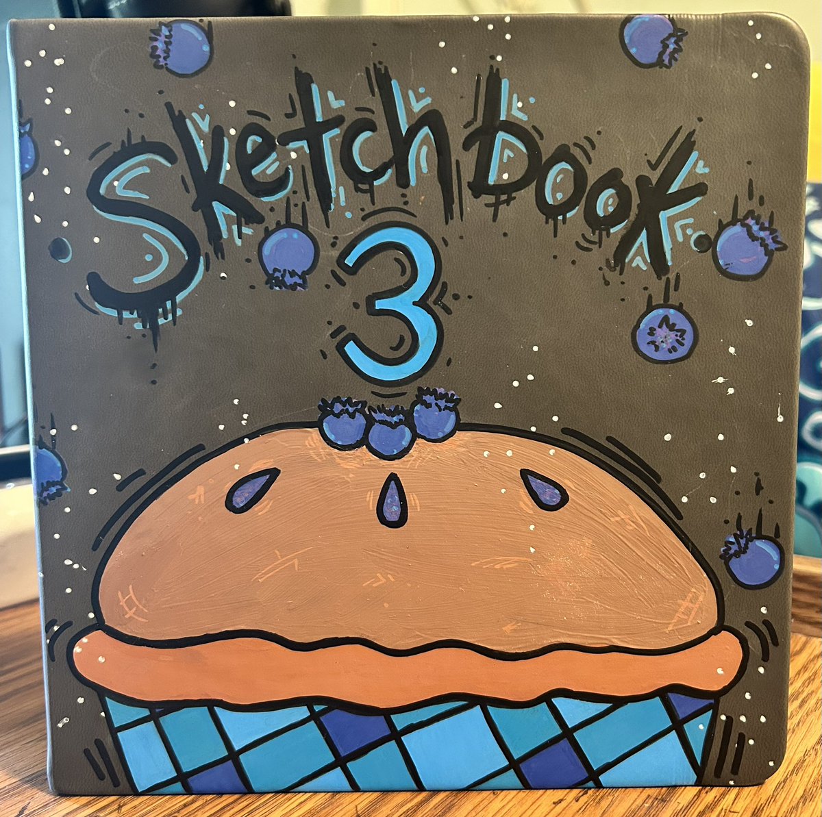 _themythic_'s tweet photo. Sketchbook #3’s design is looking delicious 🥧 https://t.co/H9j3DGS632