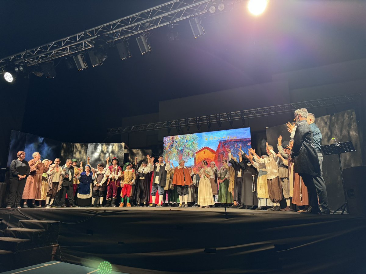 Teniamo a condividere con voi una breve carrellata di immagini delle prime serate del Festival Il Giullare a Trani (BT) che da 17 anni continua a meravigliare. Un Festival che è diventato patrimonio di tutti e che ha attivato numerose contaminazioni aprendosi a innovazioni e