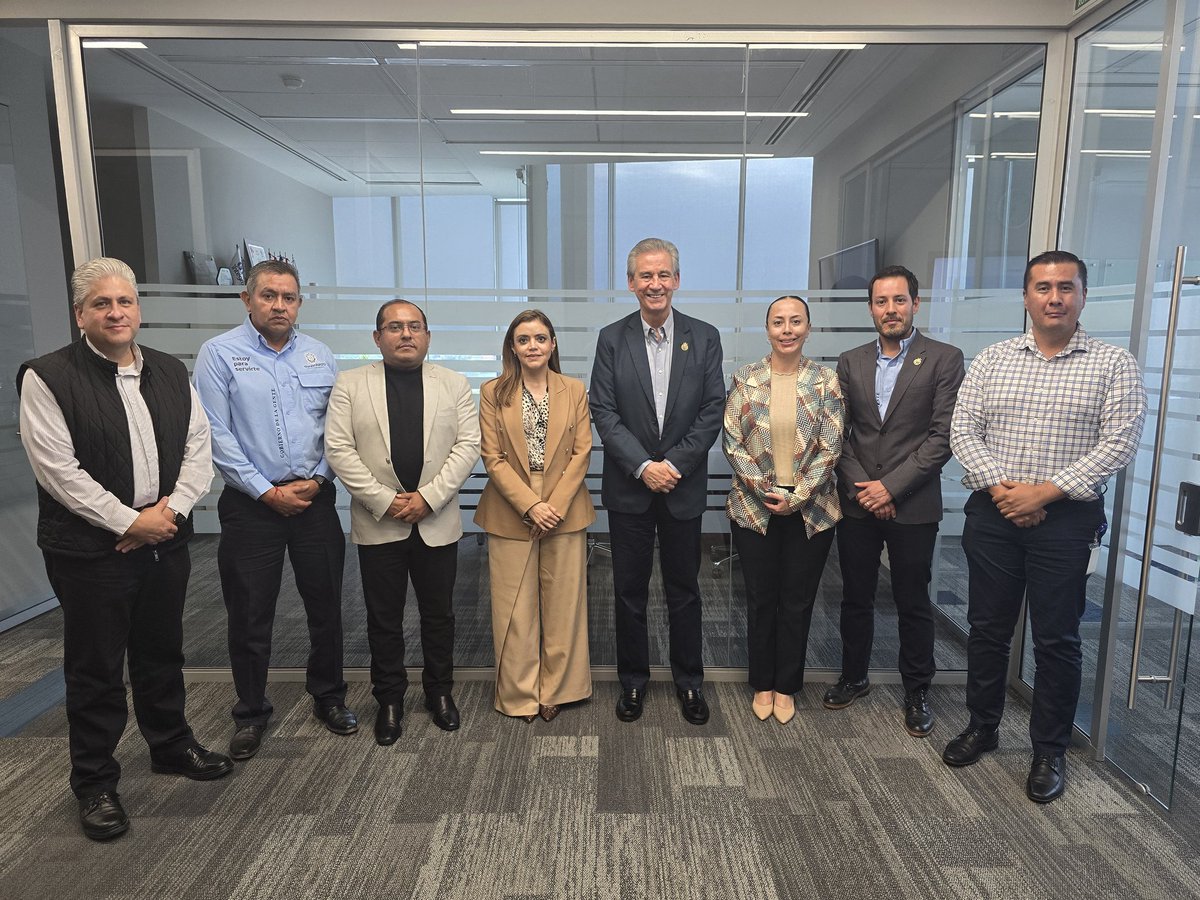 🤝 Impulsando la confianza que fortalece la inversión 💼🌐

El Director General de Guanajuato Puerto Interior, Héctor López Santillana, sostuvo una reunión con la titular de la Secretaría de la Honestidad, Arcelia González y su equipo 🏛️.

Este diálogo institucional busca