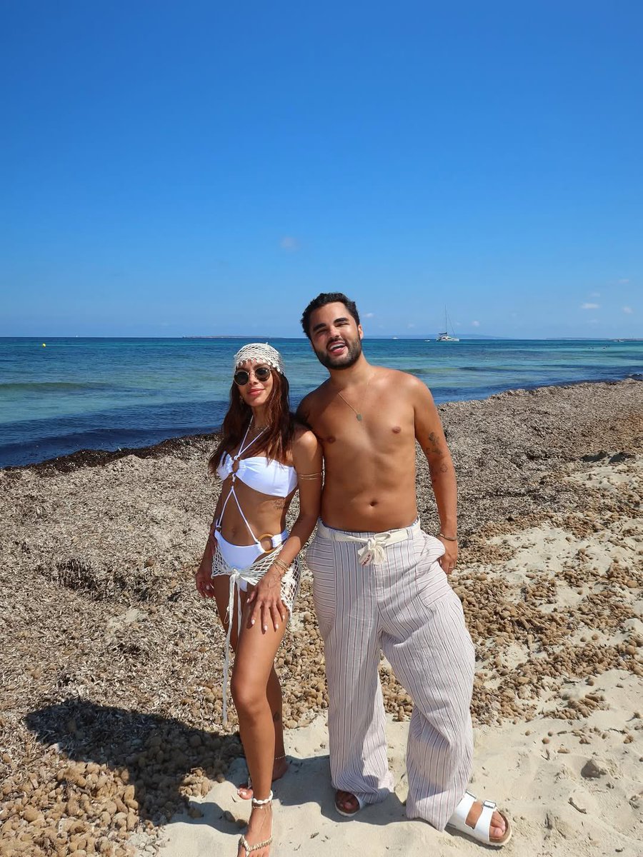 📸 Anitta ao lado de Lucas Guedes e Álvaro durante viagem a Ibiza, Espanha.