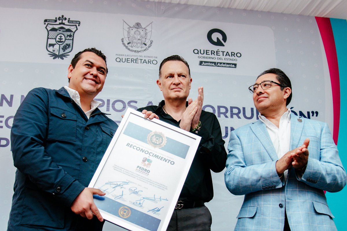 makugo's tweet image. La voluntad de todos por respetar la ley, hace avanzar y distingue a #Querétaro.
Hoy reconocemos al municipio de Pedro Escobedo, porque el 100% de su plantilla laboral cumplió con la capacitación establecida por el Sistema Estatal Anticorrupción, y así poder servir a la…