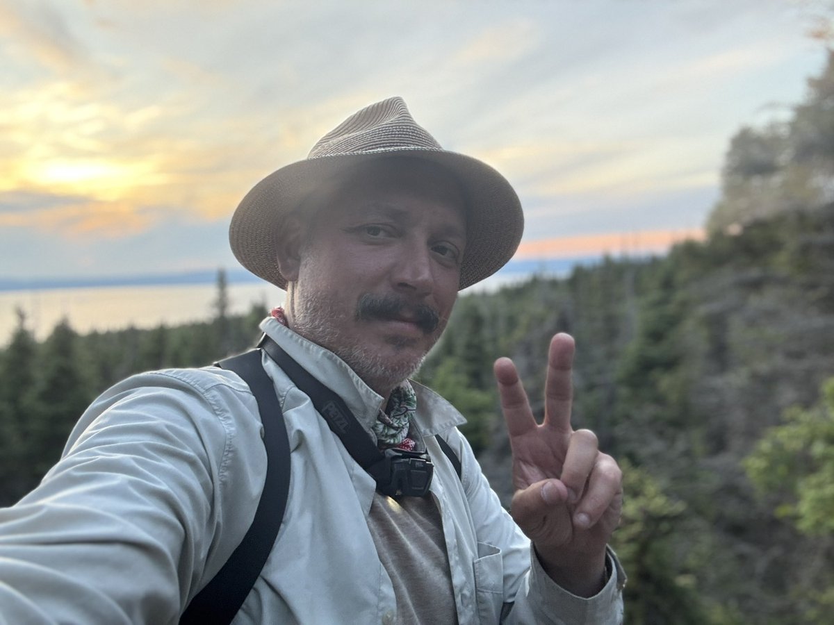 Au sommet de l’île Grande Basque, au large de Sept-Iles, au lendemain d’un nuit chaude et ressourçante