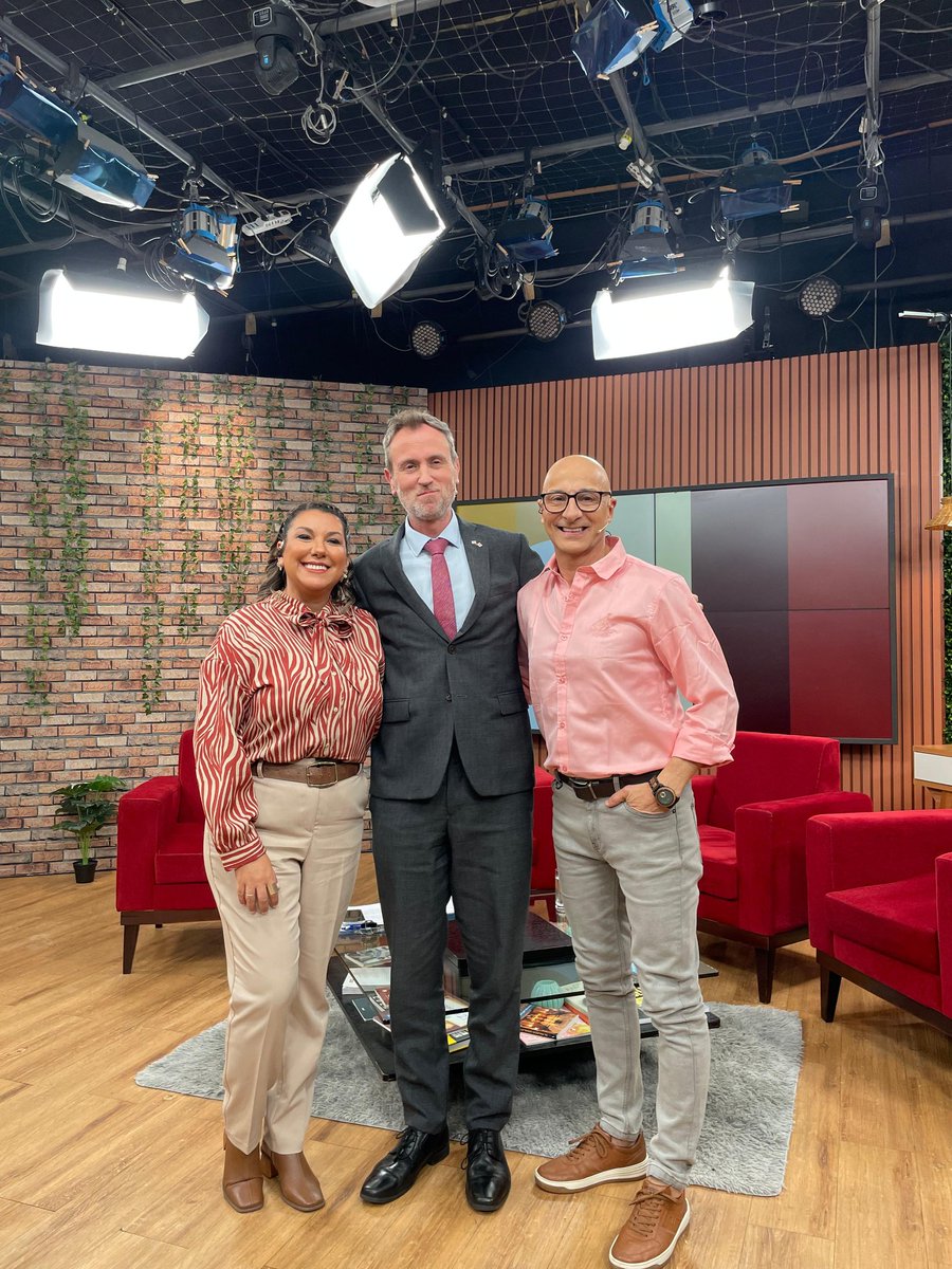 Gracias por recibirme tan cálidamente en <a href="/VTVuruguay/">VTV Uruguay</a> para conversar sobre oportunidades para estudiar y trabajar en 🇬🇧 con las becas @cheveningfcdo y el Programa de Movilidad Juvenil.

Obvio que también hablamos de fútbol, asado y todo lo que nos une! 🇬🇧🇺🇾
youtu.be/zcqBzta17eY?si…