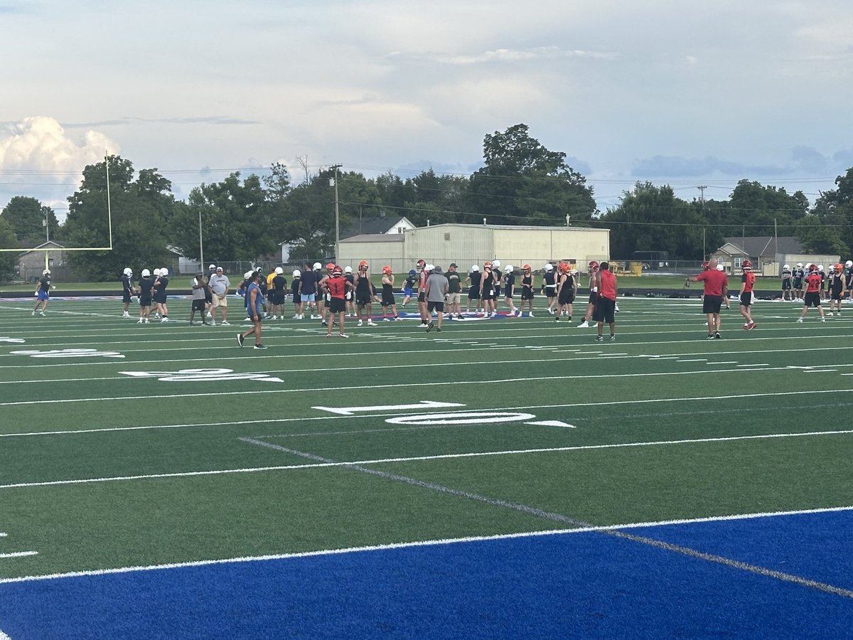 NelsonCoHSAthl1's tweet image. Last night was a busy night at Nelson Co HS campus. Football 7 on 7 with Central Hardin, Bethlehem, and Hart Co. Varsity soccer practice, Lady Card basketball camp, over 100 little league football players practicing. Fall sports are underway on campus.