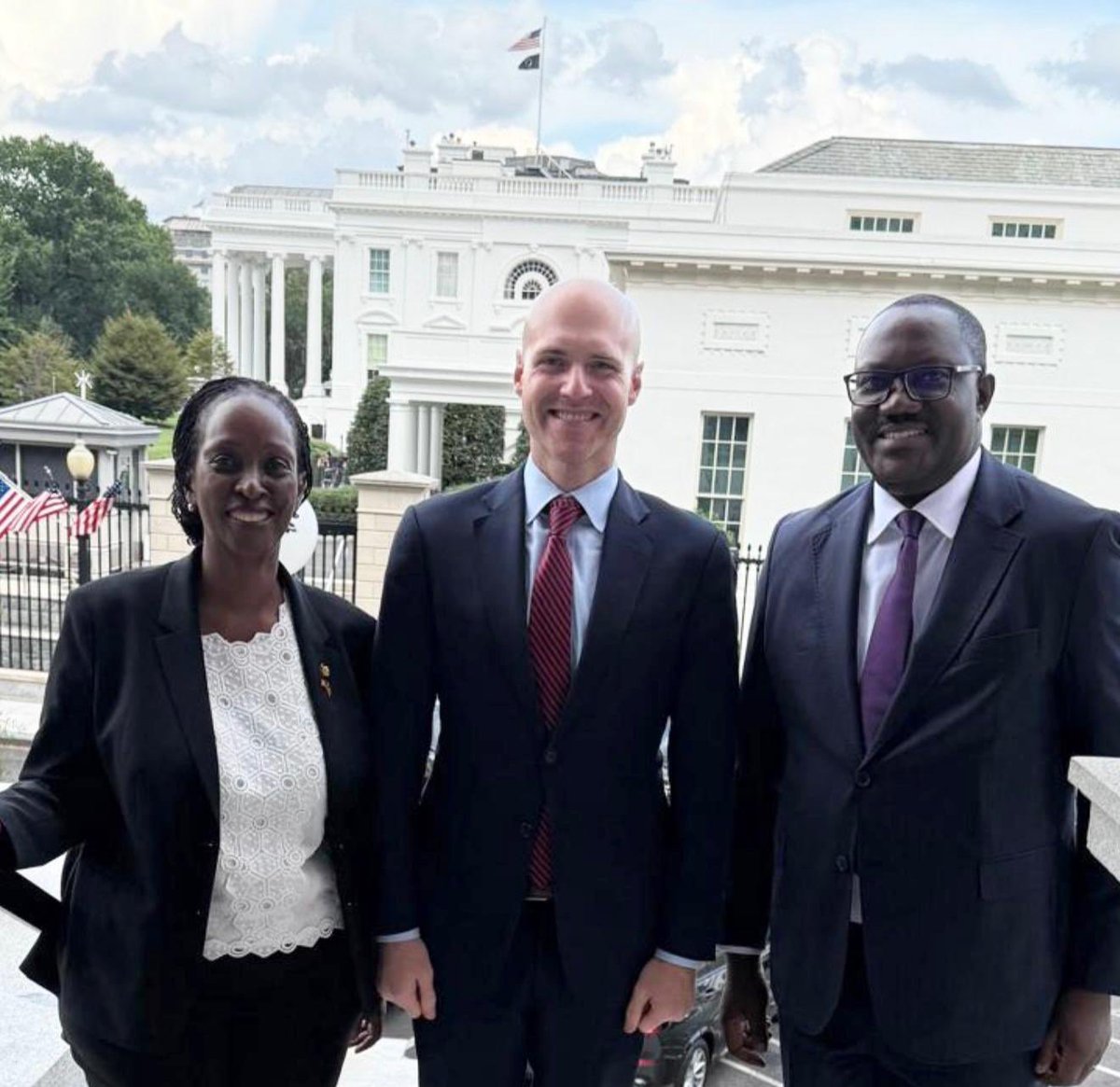 RobieKakonge_'s tweet image. PS @UgandaMFA and l had a productive engagement this week with Wayne Wall, Senior Director at the White House NSC, and Dan Danhum.
The NSC advises @POTUS on National Security & Foreign Policy. Other key meetings held with State Department & Defense officials. Strong mutual…