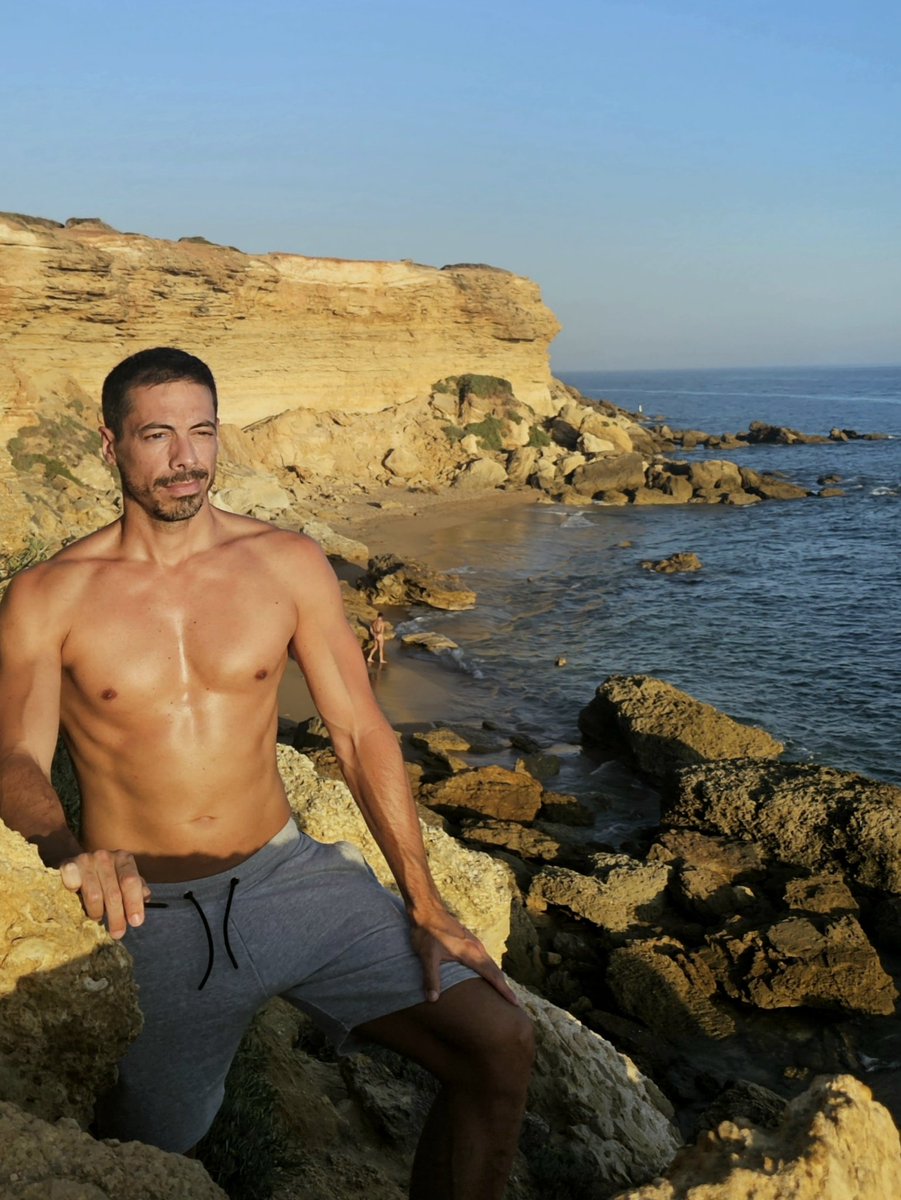 Las #calasderoche en #Cádiz no han podido cuidarme mejor hoy. Un dia entero sin cobertura, un libro y prácticamente solo y con sorpresa final