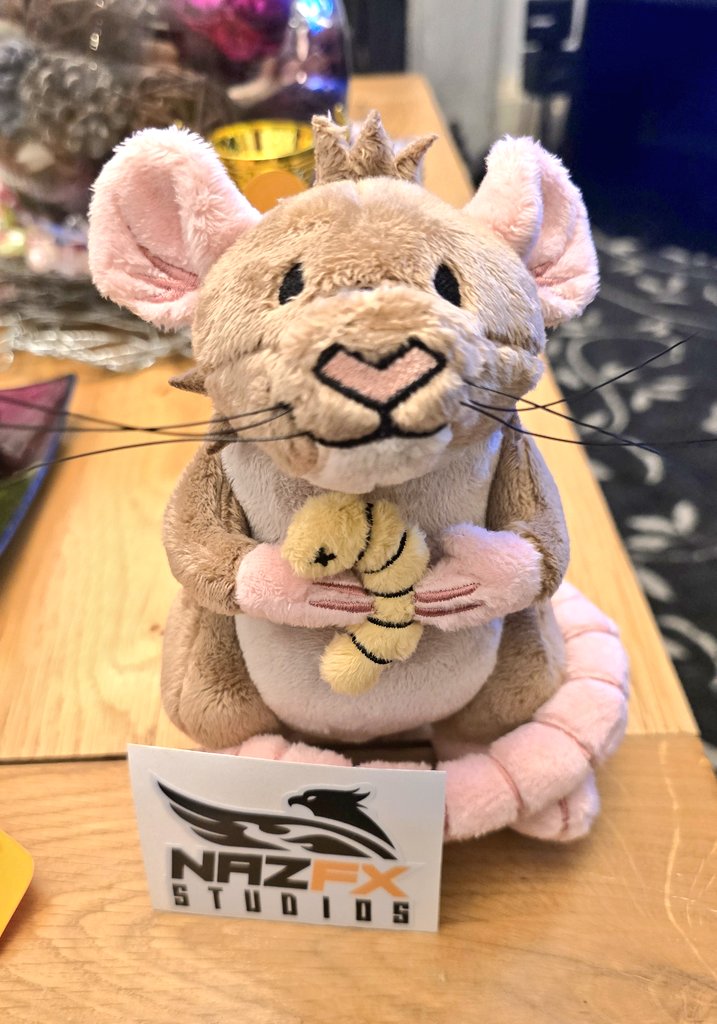 MUTE_GOES_CLICK's tweet image. I ordered this ages ago but just picked it up today 🤍
Eddie plush by the amazing @NazFX_Studios ,
thank you so much for making this for me, I'm still very heartbroken over Eddie passing away just a couple days ago but this has already given me so much comfort 🤍🤍
