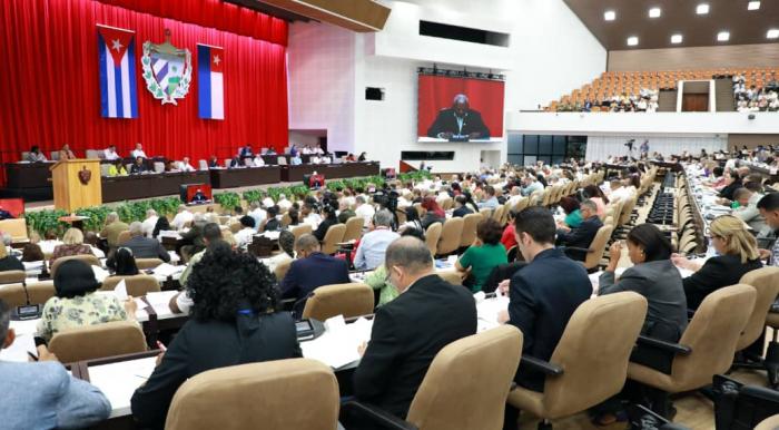 🌴🇨🇺ǀ Con la presencia del General de Ejército Raúl Castro Ruz y del Presidente de la República, Miguel Díaz-Canel Bermúdez, comenzó el Quinto Periodo Ordinario de Sesiones de la Asamblea Nacional del Poder Popular.
🔗acortar.link/VQ3Stp
#ANPP
 #ParlamentoCubano