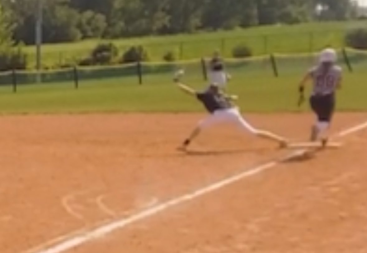 LewCami14's tweet image. We were at the LP4U Stars and Stripes in St Charles last weekend. Overall good hitting weekend for all. Can’t believe the season is coming to an end.
Stats for this weekend:
.429
2- singles
4- doubles
5- RBI
@IMG2011_CHI @MagicGoldSB