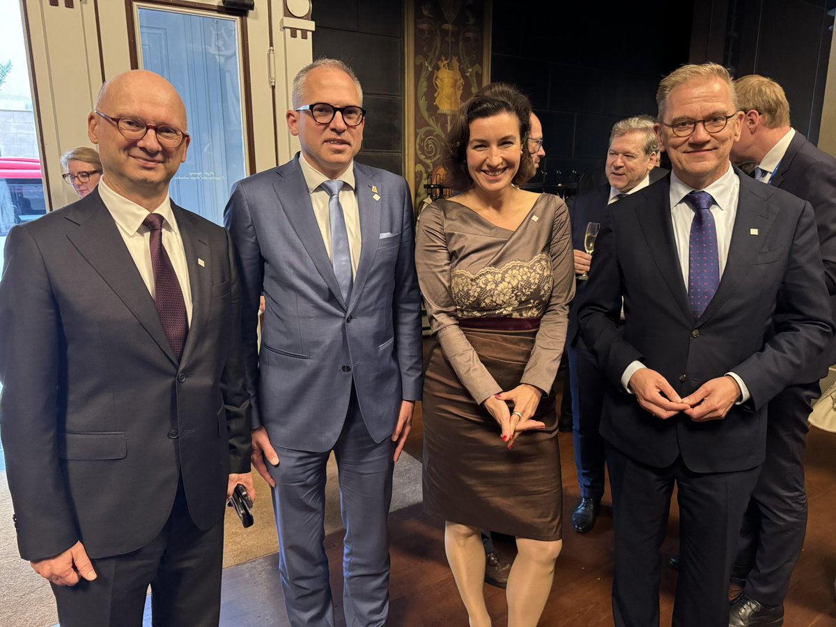 bmftr_bund's tweet image. BM @DoroBaer tauschte sich mit Lord Vallance 🇬🇧, Martina Hirayama 🇨🇭, @eppobruins 🇳🇱 und @MDiependaele 🇧🇪 u.a. über die europäische Zusammenarbeit bei Schlüsseltechnologien sowie dem Mehrjährigen Finanzrahmen und die Forschungsförderung durch #HorizonEurope aus. @eu2025dk