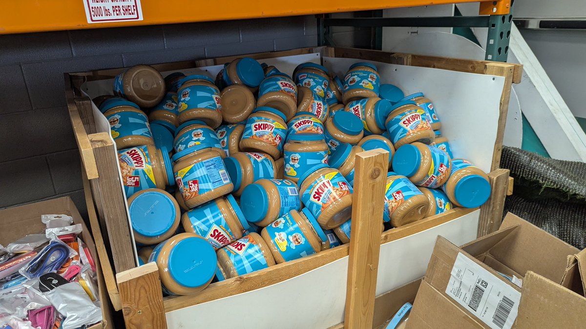 animalfndlv's tweet image. THANK YOU! 🧡
When we asked for peanut butter for our shelter dogs, you went above and beyond.
2 TONS of peanut butter has started arriving! Tails are wagging and our trainers are literally clicking their heels.
Your support means the world to our shelter pets.