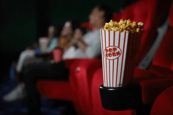 LaPiluleBleueQC's tweet image. Des citoyens d’une municipalité demandent au gouvernement l’interdiction de la vente de popcorn au cinéma. « Le bruit du monde qui mange ça, c’est comme le supplice de la goute d’eau » affirme une citoyenne.