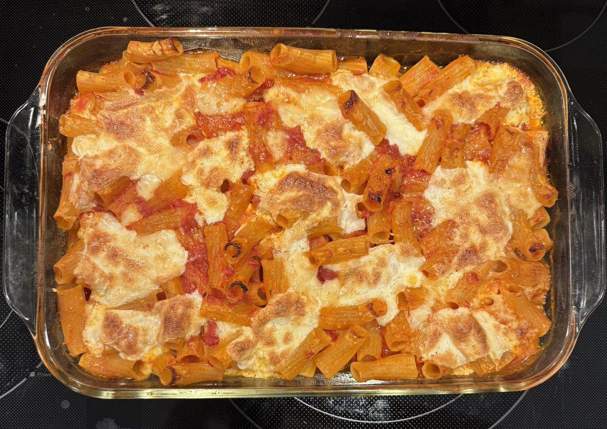 lindayaX's tweet image. Mom: what would you like for dinner?
Me: I’m on a diet,
Mom: Great, I’ll make a tray of Baked Ziti!
😭🇮🇹