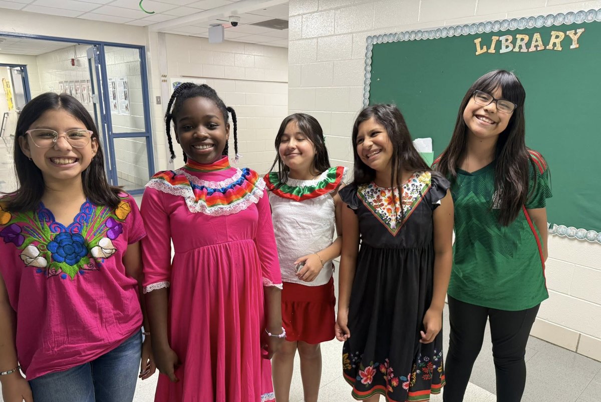 ArlingtonISD's tweet image. 👏 🌎 @WimbishWorld is now part of the International Spanish Academy Network — making it the ONLY U.S. school with both French and Spanish international honors! Read more: aisd.net/academics/wimb…. #ArlingtonISD