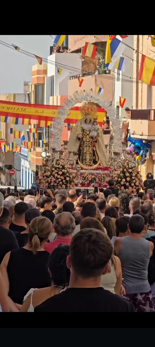 " En honor a NTRA. SRA. DEL CARMEN ", hoy 16 d julio. Mi mayor devoción ❤🫶🏻🥰😍😘☺️🌹🙏💪 y admiración por siempre y para siempre ♾️ a mi patrona BENDITA 🙏. Siempre mía, siempre tuya, siempre nuestras. Marinera del Carmen 🐚⚓. ¡Qué me bendiga, me guarde y me proteja siempre!