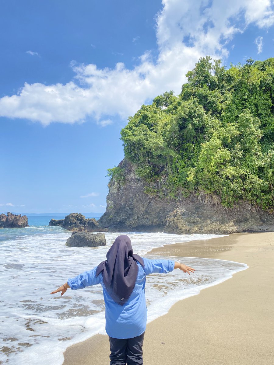 drumkola's tweet photo. dicakrawala yang tak terbatas aku menemukan batasan diri, ombak yang membawa cerita, pantai menyimpan kenangannya.

“Sinar matahari, ombak laut, dan senyum bahagia”. ✨🌊🖤 https://t.co/5bQAjCBq58