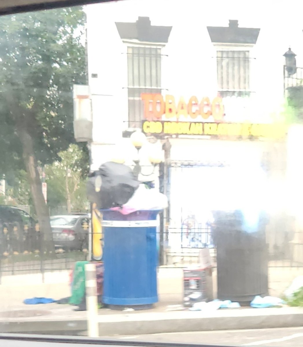 Anc1D07's tweet image. Overflowing trash and recycling cans on the southeastern corner of the intersection of 14th Street NW and Perry Place NW @311DCgov
