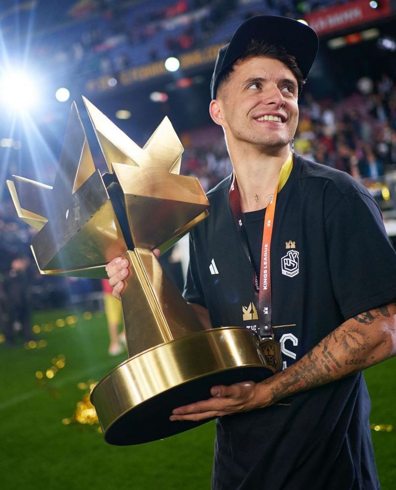 Dinastia_Kings's tweet image. Ultima Hora 🚨 → #KingsLeague 

Adri Contreras revela detalles clave de la Kings League:

💶 4 mil € por jornada (2 mil liga + 2 mil presidentes).

💸 Mercato con dinero real en enero.

👑 La Capital tendrá equipo en Queens League.