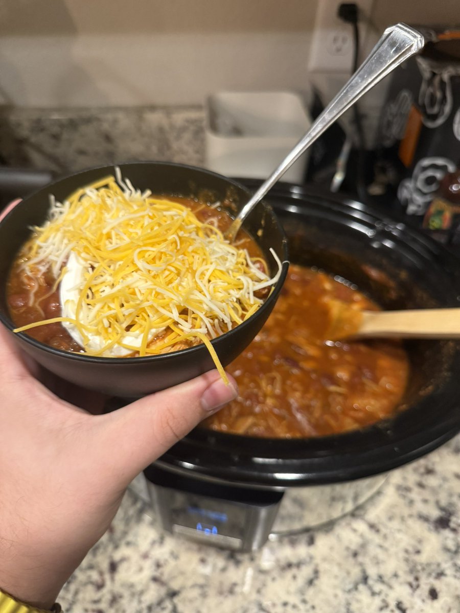 might not impress most but I am notoriously bad / inexperienced at cooking and this week I went out of my comfort zone and tried making chicken chili for the first time and it was delicious + filling + flavorful 🥳

if there’s any super easy recipes I should try next lmk 🙏