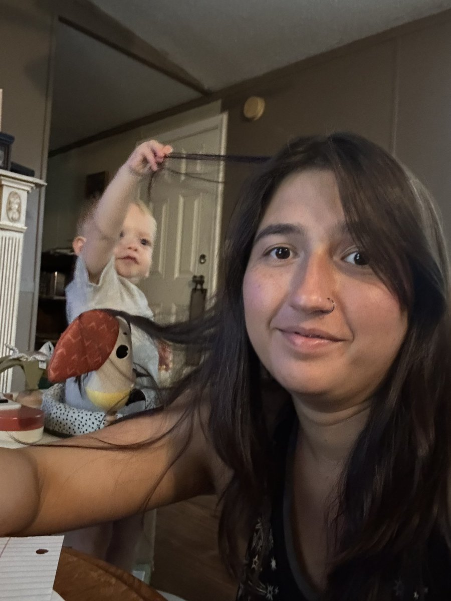 ConservativeGG3's tweet image. I’m sitting with Connor thinking he’ll help me study, and he’s playing with my hair instead! 😂😂😂

#HairStylist #StudyBuddy