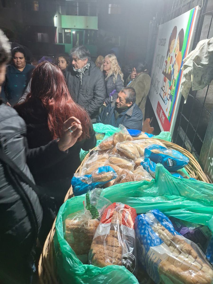 SBAElTalar's tweet image. BARRIO SAN PABLO
🇦🇷 Hoy los compañeros del comedor “Juntos por los Chicos”, realzaron una comida solidaria ♥️para las familias del barrio #SanPablo y #Palito ,agradecemos al intendente @ZamoraJulio por el apoyo.