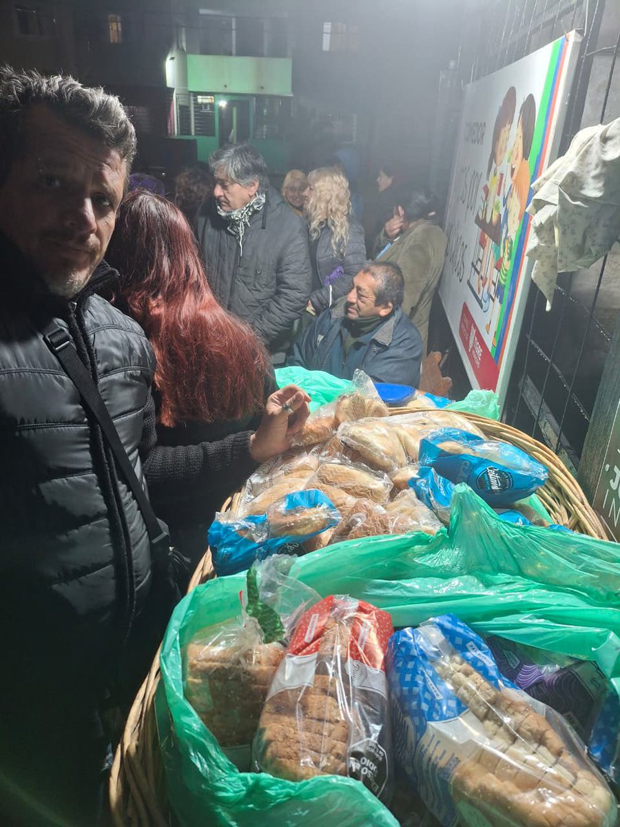 SBAElTalar's tweet image. BARRIO SAN PABLO
🇦🇷 Hoy los compañeros del comedor “Juntos por los Chicos”, realzaron una comida solidaria ♥️para las familias del barrio #SanPablo y #Palito ,agradecemos al intendente @ZamoraJulio por el apoyo.