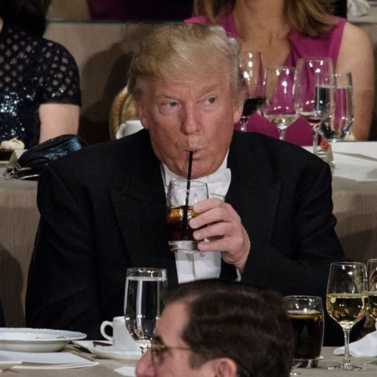 🚨 BREAKING : "Trump annuncia: Coca-Cola utilizzerà zucchero di canna vero nella sua bevanda!"