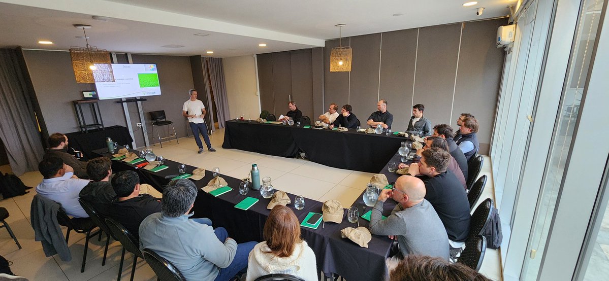Jonatan Mauro (@jonatanmauro1) on Twitter photo #JornadaTécnica <a href="/adecoagro_/">Adecoagro</a> <a href="/Syngenta_ar/">Syngenta Argentina</a>
Varios temas, junto a varios especialistas pudimos abordar diferentes problemáticas Zonales
<a href="/VientoSurAgro/">Viento Sur</a> #Manejo de tecnologías para cereales
<a href="/FerminUrquieta/">Fermín Urquieta</a> #Mezclas y Compatibilidades químicas de los productos
<a href="/RamonGigon/">Ramón Gigón</a> #Malezas #JornadaTécnica <a href="/adecoagro_/">Adecoagro</a> <a href="/Syngenta_ar/">Syngenta Argentina</a>
Varios temas, junto a varios especialistas pudimos abordar diferentes problemáticas Zonales
<a href="/VientoSurAgro/">Viento Sur</a> #Manejo de tecnologías para cereales
<a href="/FerminUrquieta/">Fermín Urquieta</a> #Mezclas y Compatibilidades químicas de los productos
<a href="/RamonGigon/">Ramón Gigón</a> #Malezas