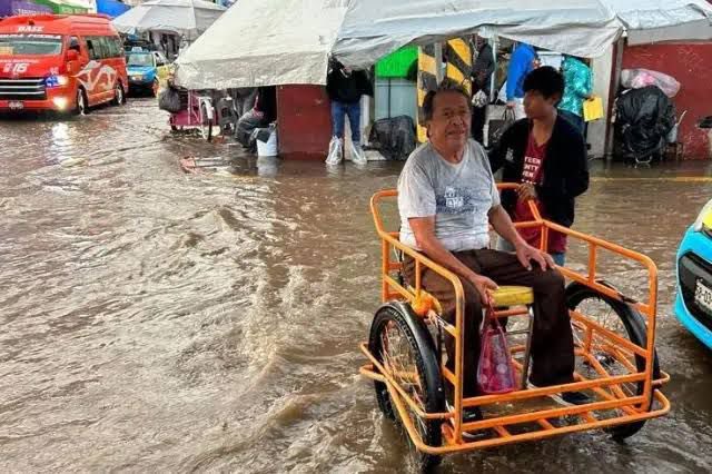 HersiliaCM's tweet photo. Los problemas de inundación casi siempre los padecen los más humildes, que viven y transitan en zonas que no son atendidas. 
 #MéxicoInundado https://t.co/cKTuJ2IYhf