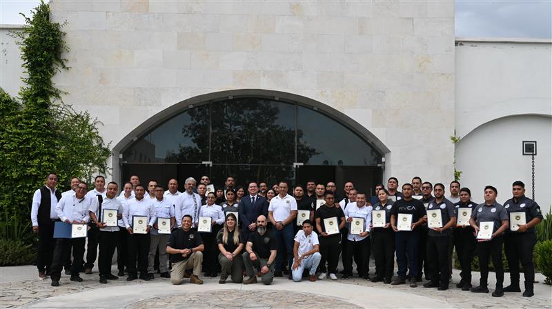 USEmbassyMEX's tweet image. Frenar el tráfico de armas requiere cooperación bilateral y capacitación especializada.
#INLMéxico y ATF impartieron un curso de identificación de armas de fuego y explosivos para elementos de la @FGECoahuila de @Defensamx1 y de la Comisaría de Seguridad Pública de Saltillo.
El…