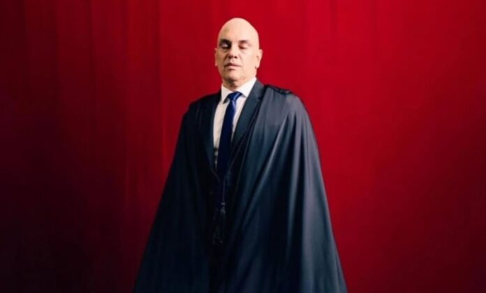 fernaolmesquita's tweet photo. MORAES MATA O CONGRESSO NACIONAL E IMPÕE O IOF AO BRASIL

Em respeito aos leitores não vou empulhá-los com os argumentos em juridiquês do executivo-chefe da ditadura lulista que, com mais este ato de violência contra a constituição da republica e os 383 representantes eleitos do povo brasileiro, 246 dos quais com cargos na ditadura, se refestela por cima da ultima instituição ainda com alguma independência que restava meio em pé no Brasil.

Todos os “argumentos” da ditadura foram endossados, inclusive a cobrança de imposto sobre planos de aposentadoria complementares (o que oficializa o assalto aos velhinhos que, agora, sobe de status na hierarquia dos ladrões).

O biscoitinho atirado aos cães para que ladrem um pouco menos foi o veto à aplicação do imposto proibido pela constituição às operações ditas “de risco sacado”, muito comuns no varejo, em que fornecedores antecipam o recebimento do fluxo de caixa das vendas já feitas.

Com isto a quadrilha de que Fernando Haddad é representante que queria tomar R$ 12 bilhões do favelão nacional ainda este ano com este golpe, vai ter de se contentar com R$ 1,2 bi a menos.