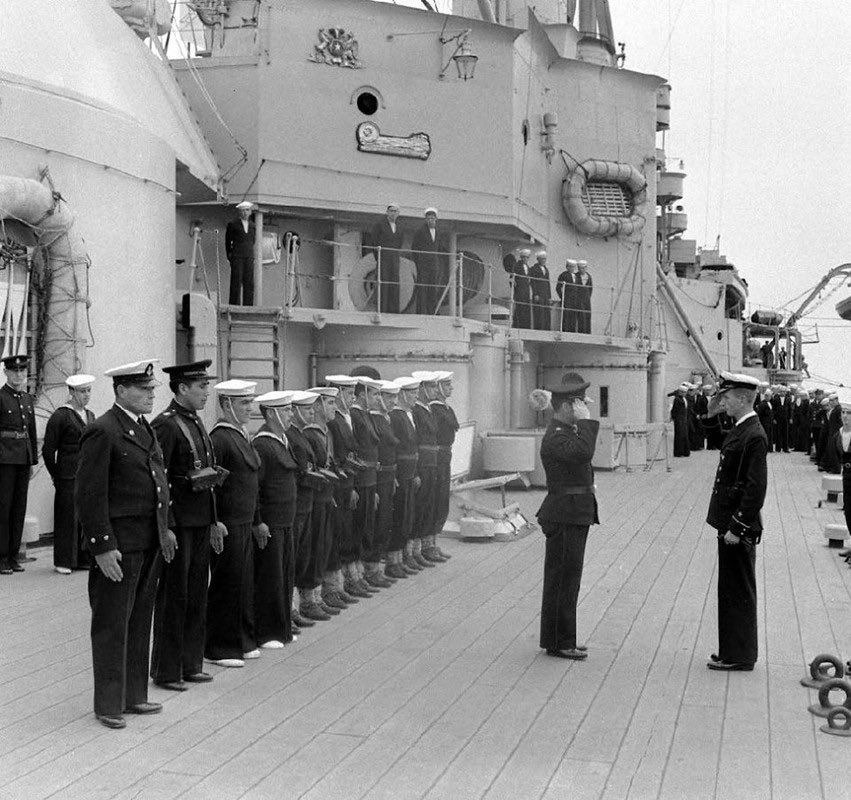🇨🇱| Oficial del acorazado “Latorre” recibiendo honores de la guardia entrante (1950).