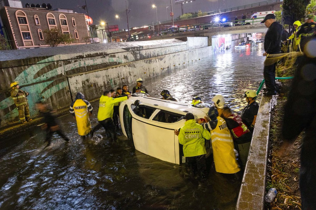 HomeroAE's tweet photo. Tenemos a #MéxicoInundado y un gobierno incompetente

Las causas son las siguientes: 
1) falta de mantenimiento en sistemas de drenaje, especialmente en el desazolve de los conductos que llevan el agua al drenaje profundo; 

 2) las coladeras y canales obstruidos, por acumulación de basura, lo que impide el flujo adecuado del agua 

y 3) los recortes presupuestales en infraestructura, con una disminución constante año con año.

Es urgente que los mexicanos abramos los ojos, veamos la realidad y estemos dispuestos a organizarnos para que cambiemos a los políticos que no saben gobernar.