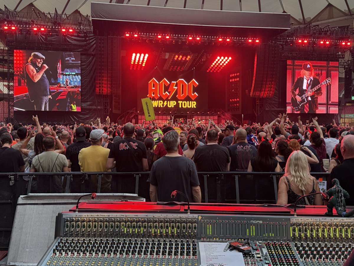Gracias a mi querido amigo Pablo gran ingeniero de sonido para AC/DC hemos podido disfrutar una vez más de un patrimonio de la humanidad . Gracias Angus ! Keep on rocking !
