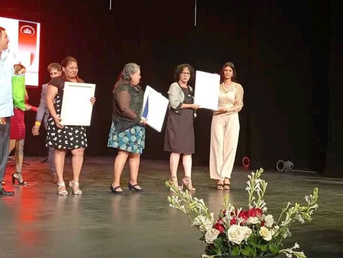 💐🧾ǀ Unos 2154 egresados de 32 carreras y 7 programas de formación de ciclo corto, recibieron el título que los acredita como graduados de la Universidad de Granma, en acto celebrado este 16 de julio, en el teatro Bayamo. 
🔗acortar.link/nCwTCh