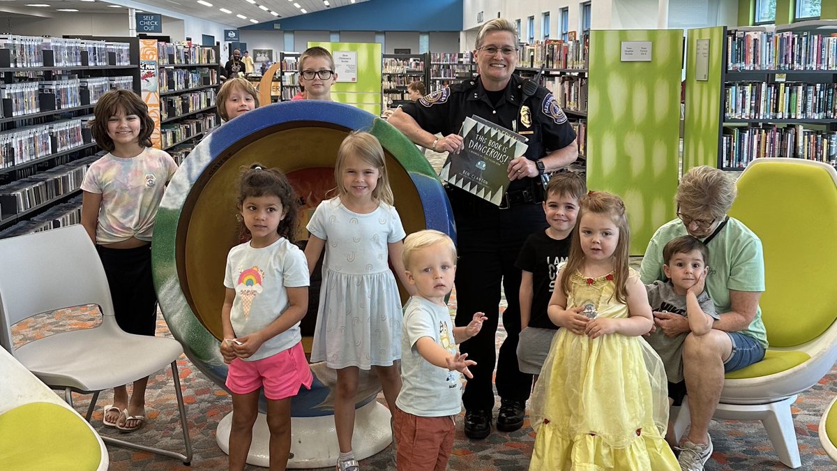 IMPDNW's tweet image. 📚✨ A royal storytime treat!
Deputy Chief Terry had a blast reading to a room full of curious minds. Each page turn brought excitement and some cool IMPD swag! 😎
Can’t wait for more fun next Wednesday!
👑📖
#TheGreatNorthwest