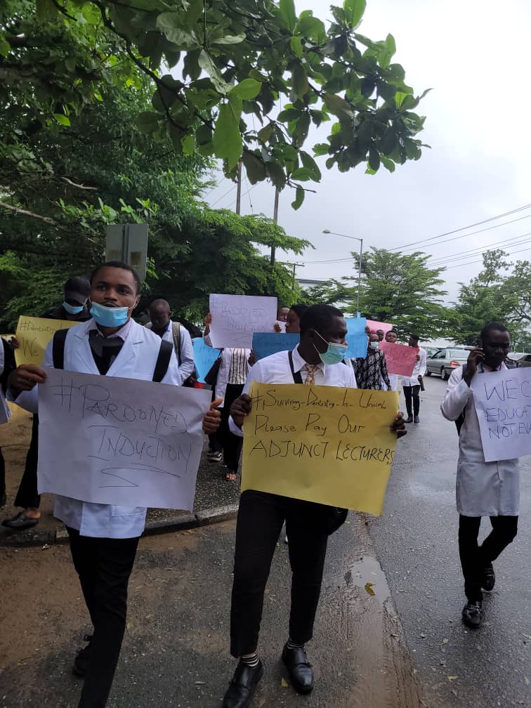 MdParagon's tweet image. No tools. No lecturers. No induction.
Dental students are suffering.
Fix our quotas. Pay our adjunct staff.
We deserve better!
@Fmohnigeria @NigEducation @OurFavOnlineDoc
#PardonTheInduction #FixDentalEducation