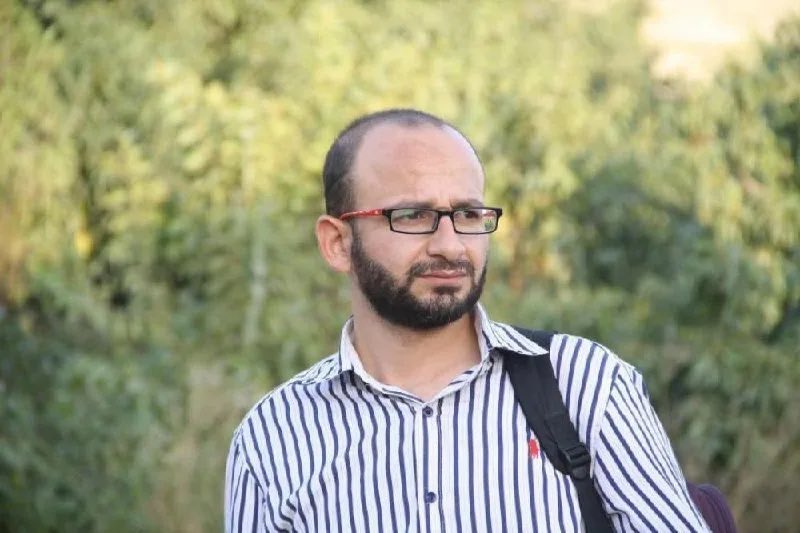 🚨Palestinian journalist and recently freed prisoner Sami Al-Sa’i told Al-Quds Radio today that he was raped and tortured by Israeli prison guards in Megiddo Prison. 

Al-Sa’i was arrested from his home in Tulkarem. Upon arrival at Megiddo, he says guards “laughed and cursed”