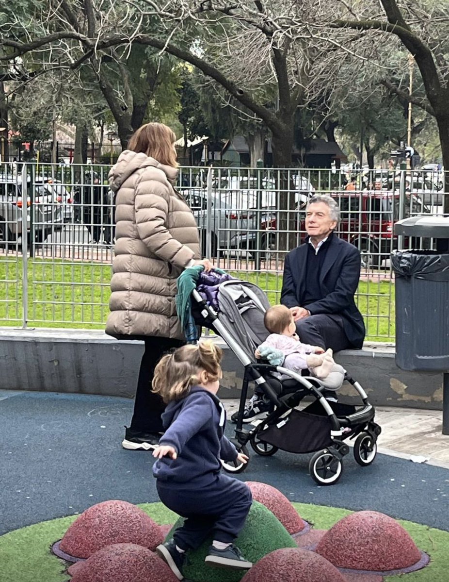 Mauricio jugando al fútbol con su nieto, la señora pasaba con su nieta y al reconocerlo intercambiaron un pequeño diálogo. #MacriNuestroPresi